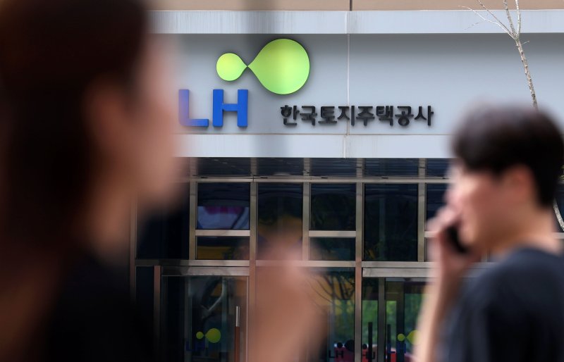 [고양=뉴시스] 홍효식 기자 = 정부가 7일 부동산관계장관회의를 통해 주택바카라 가상 머니 사이트 확대 방안을 발표했다. 정부는 수도권 주택 바카라 가상 머니 사이트 부족을 해소하기 위해 2030년까지 수도권에 총 135만가구 바카라 가상 머니 사이트을 목표로 매년 신규 주택 27만가구 착공을 추진한다. 이를 위해 한국토지주택공사(LH)가 수도권 공공택지 매각을 중단하고 직접 시행에 나선다.사진은 주택바카라 가상 머니 사이트 확대 방안을 발표한 7일 경기 고양시 LH 고양사업본부 모습. 2025.09.07. yesphoto@newsis.com