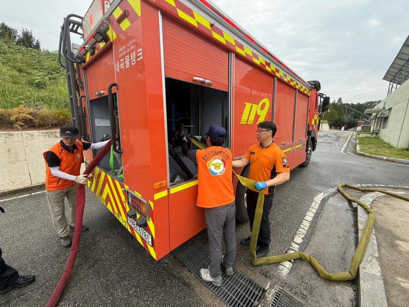 운반급수 돕는 강릉재향소방동우회 (출처=연합뉴스)