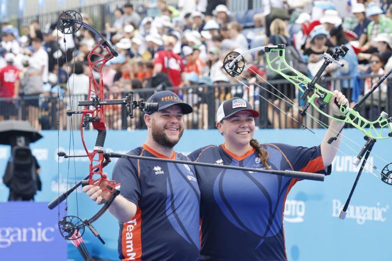 7일 광주시 5·18민주광장에서 열린 '광주 2025 현대 세계 양궁선수권대회' 컴파운드 혼성 단체전 결승에서 네델란드 선수들이 인도팀에게 승리해 우승 후 기뻐하고 있다. 2025.9.7/뉴스1 ⓒ News1 김태성 기자
