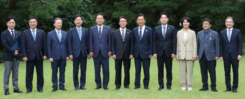 김민석 국무총리가 7일 오후 서울 종로구 삼청동 총리공관에서 열린 고위당정협의회에서 정청래 더불어민주당 대표, 강훈식 대통령 비서실장을 비롯한 참석자들과 기념 촬영하고 있다.(공동취재) 2025.9.7/바카라사이트 캡틴1 ⓒ News1 박지혜 기자