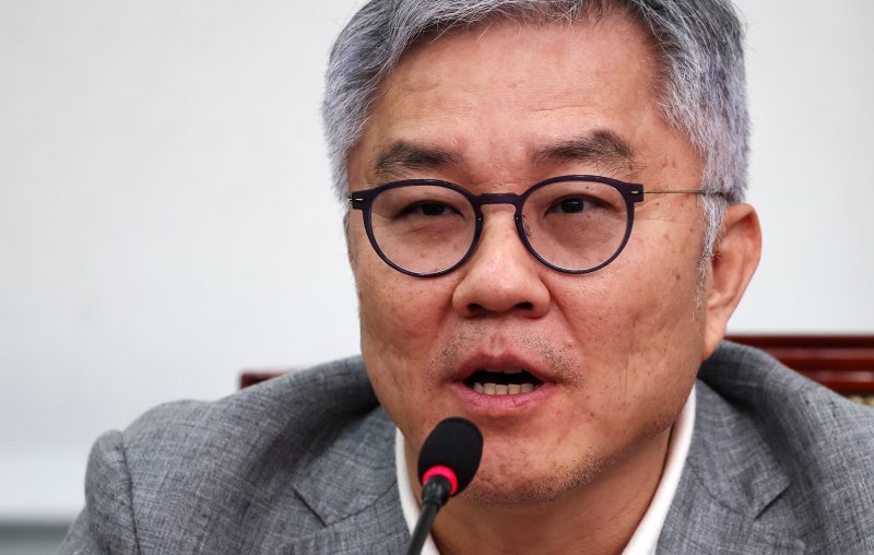 최광욱 더불어실시간-바카라사이트 교육연수원장이 22일 오전 서울 여의도 국회에서 열린 최고위원회의에서 발언하고 있다. 뉴시스
