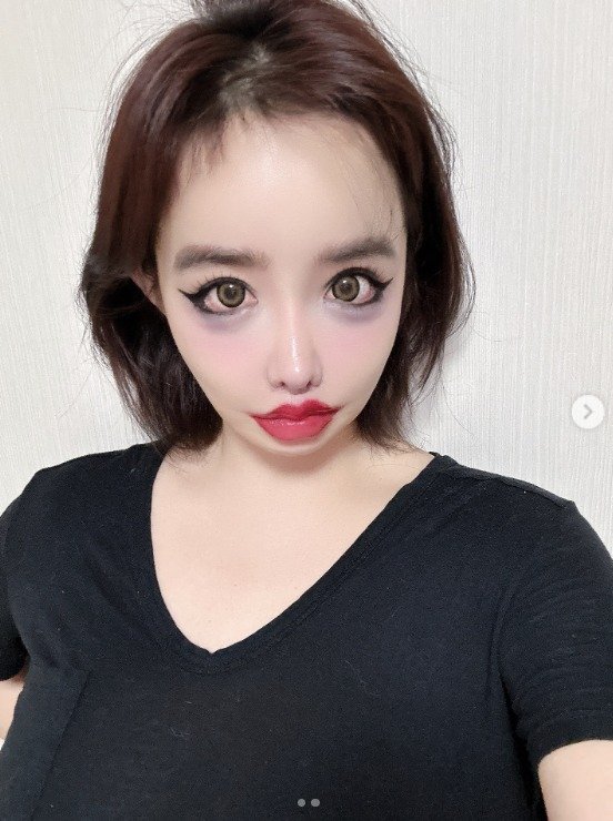 '활동 중단' 박봄, 직접 전한 근황…강렬 스모키·레드립 [N샷]