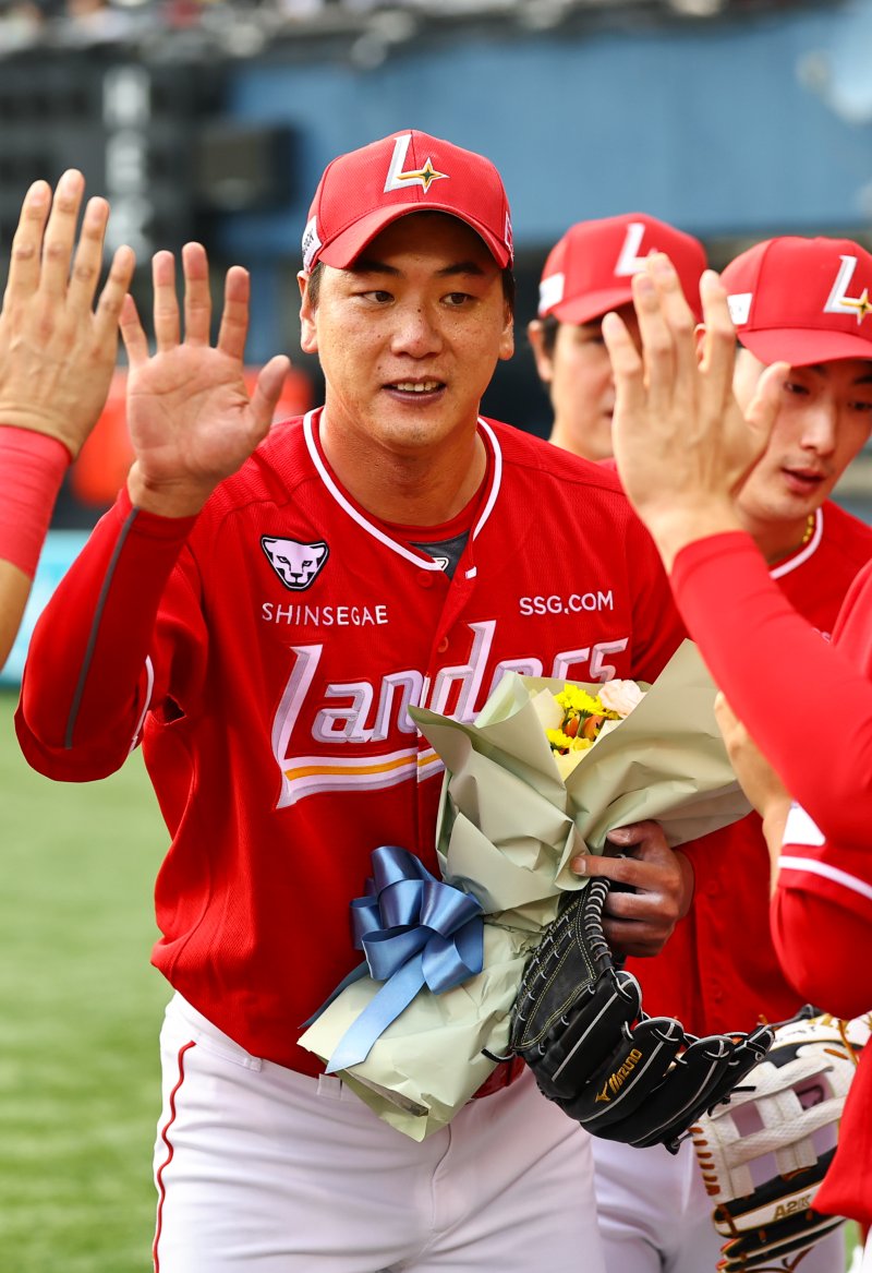 [서울=뉴시스] 최진석 기자 = 7일 서울 잠실야구장에서 ‘2025 KBO리그’ SSG 랜더스와 LG 트윈스의 경기, SSG 김광현이 KBO리그 역대 3번째 2000에볼루션 바카라 무료 기록을 세운 후 동료들의 축하를 받고 있다. 2025.09.07. myjs@newsis.com