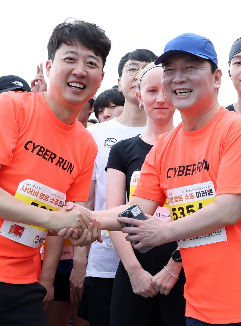 메이저 바카라사이트 장난감 개혁신당 대표(왼쪽)와 안철수 국민의힘 의원이 7일 오전 서울 여의도 한강공원에서 열린 2025 제17회 사이버 영토 수호 메이저 바카라사이트 장난감대회에 참석, 악수를 나누고 있다. 뉴스1