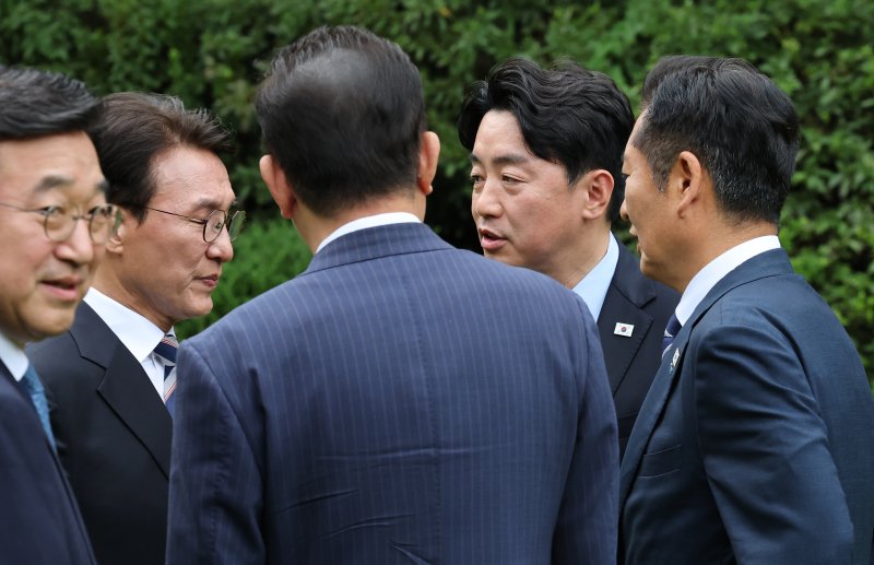 김민석 국무총리가 7일 서울 종로구 삼청동 국무총리 서울공관에서 열린 제3차 고위바카라사이트 벳위즈협의회에 앞서 강훈식 대통령 비서실장, 더불어민주당 정청래 대표와 대화를 나누고 있다. (공동취재) 2025.9.7/바카라사이트 벳위즈1 ⓒ News1 박지혜 기자