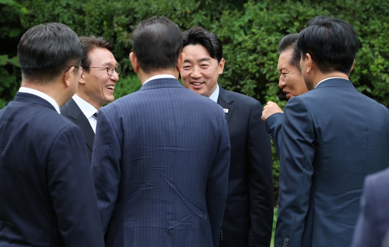 김민석 국무총리가 7일 서울 종로구 삼청동 국무총리 서울공관에서 열린 제3차 고위바카라사이트 쇼미더벳협의회에 앞서 더불어민주당 정청래 대표와 인사를 나누고 있다. (공동취재) 2025.9.7/바카라사이트 쇼미더벳1 ⓒ News1 박지혜 기자