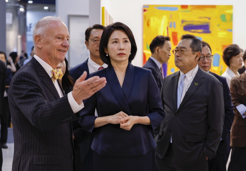 [서울=뉴시스] 황준선 기자 = 이재명 대통령 부인 김혜경 여사가 3일 서울 강남구 코엑스에서 열린 국내최대 아트페어 '키아프 서울(Kiaf SEOUL)'을 찾아 전시를 둘러보고 있다. (공동취재) 2025.09.03. photo@newsis.com
