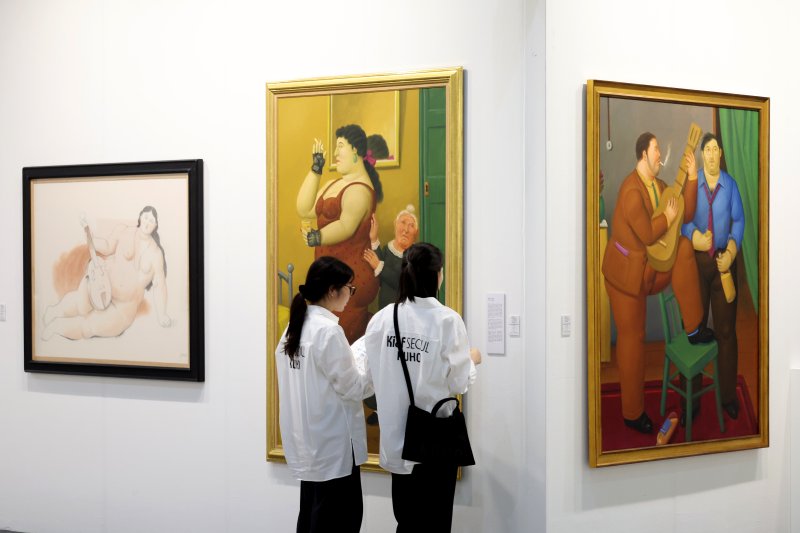 [서울=뉴시스] 박진희 기자 = '키아프 서울(Kiaf SEOUL)' 아트페어가 개막한 3일 서울 강남구 코엑스 아트 오브 더 월드 갤러리 전시장을 찾은 관람객이 콜롬비아 출신 작가 페르난도 보테로의 작품을 감상하고 있다. 2025.09.03. pak7130@newsis.com