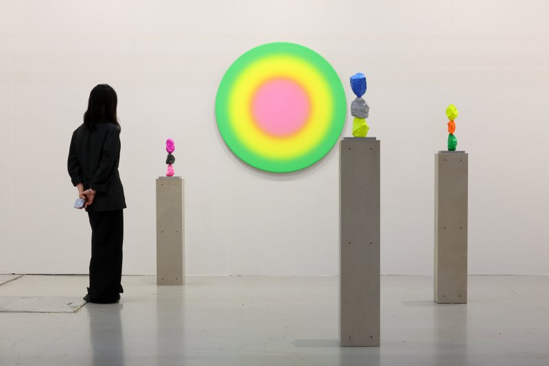 [서울=뉴시스] 박진희 기자 = '키아프 서울(Kiaf SEOUL)' 아트페어가 개막한 3일 서울 강남구 코엑스 국제갤러리 전시장을 찾은 관람객이 우고 론디노네의 작품을 감상하고 있다. 2025.09.03. pak7130@newsis.com