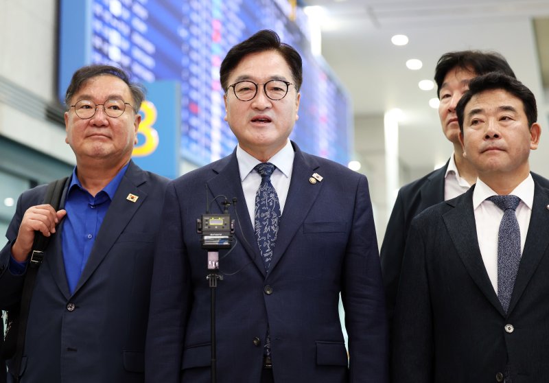 3박 4일간의 중국 전승절 행사 참석 일정을 마친 우원식 국회카지노사이트 바카라사이트이 5일 인천공항을 통해 귀국하며 취재진에게 방중 성과를 설명하고 있다. 2025.9.5/뉴스1 ⓒ News1 오대일 기자