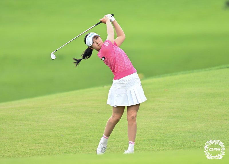 7일 경기 이천시 블랙스톤 이천CC에서 열린 KB금융 스타챔피언십 FR 1번홀에서 유현조가 아이언샷을 하고 있다. KLPGA 제공