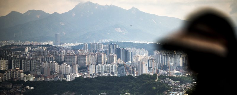 [서울=뉴시스] 정병혁 기자 = 20일 서울 중구 남산에서 서울시내 아파트가 보이고 있다. 2025.08.20. jhope@newsis.com