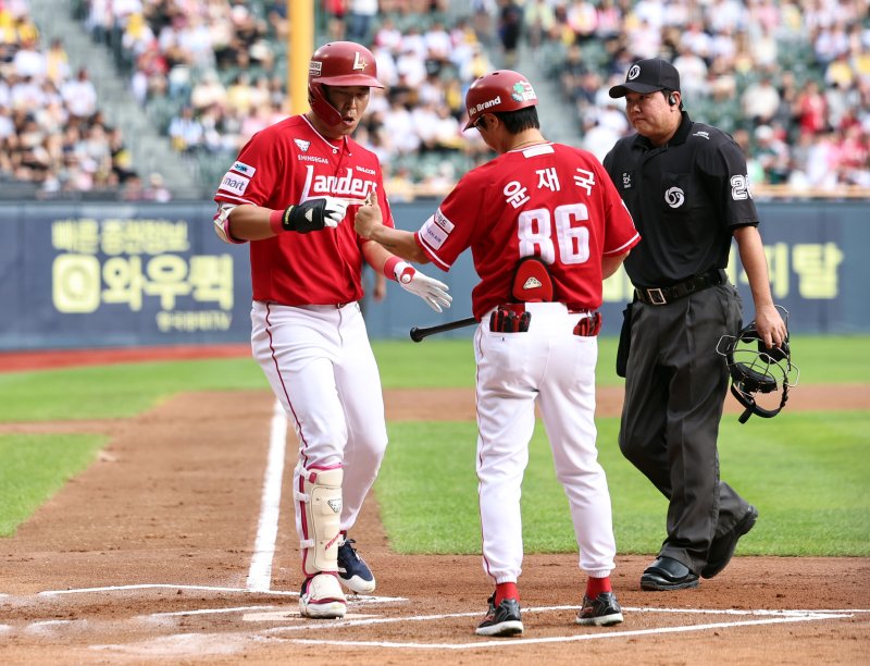 7일 오후 서울 송파구 잠실야구장에서 열린 프로야구 '2025 신한 SOL 뱅크 KBO리그' LG 트윈스와 SSG 랜더스의 경기에서 SSG의 1회초 2사 2루에서 SSG 한유섬이 투런홈런을 친 뒤 윤재국 코치와 하이파이브하고 있다. 2025.9.7/뉴스1 ⓒ News1 구윤성 기자