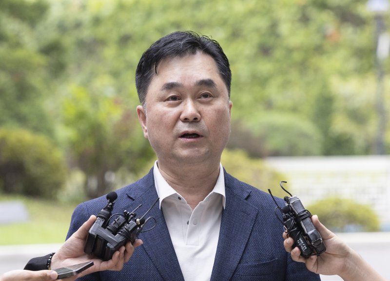 [서울=뉴시스] 김근수 기자 = 김종민 무소속 의원이 7일 서울 서초구 서울고등법원에 마련된 내란 가상 바카라팀 (특별검사 조은석) 사무실에 참고인 자격으로 출석 전 취재진 질문에 답하고 있다. 2025.09.07. ks@newsis.com
