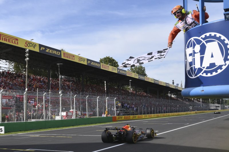 레드불 소속 막스 베르스타펀이 9월 7일 이탈리아 그랑프리에서 가장 먼저 체커기를 받고 있다. 연합뉴스