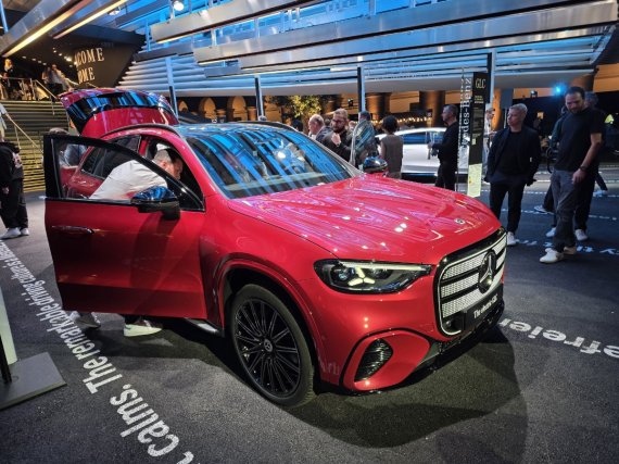 IAA 모빌리티 2025 공식 개막 전날 밤인 7일(현지시간) 독일 뮌헨 아포테켄호프에서 열린 '벤츠 월드 프리미어 행사장'에서 세계 최초로 공개된 순수전기차 GLC의 모습. 사진=김학재기자