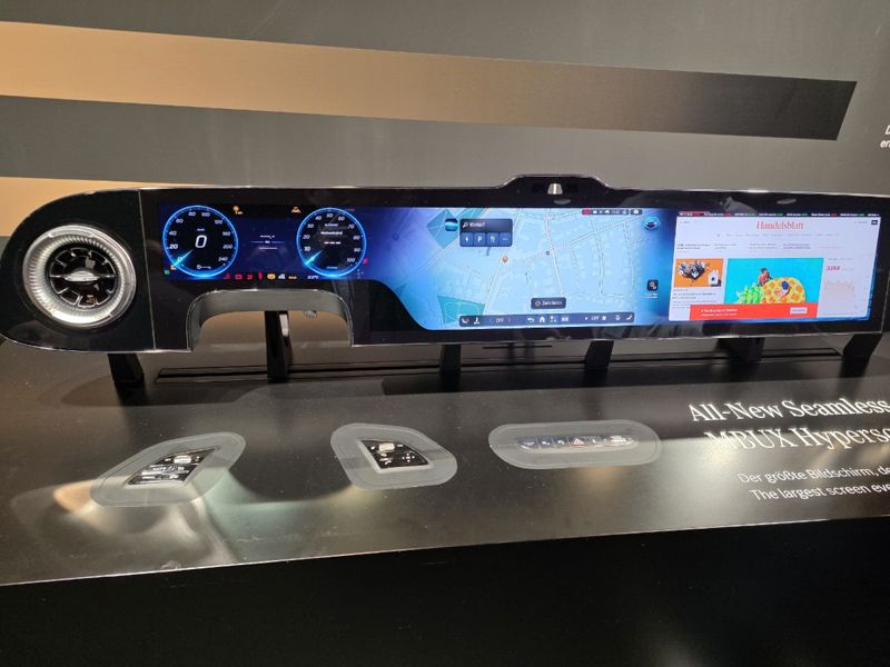 IAA 모빌리티 2025 공식 개막 전날 밤인 7일(현지시간) 독일 뮌헨 아포테켄호프에서 열린 '벤츠 월드 프리미어 행사장'에서 세계 최초로 공개된 순수전기차 GLC 내부에 설치될 99.3cm(39.1인치)의 MBUX 하이퍼스크린 모습. 사진=김학재기자