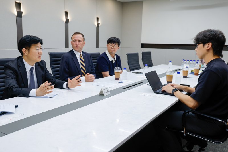 이영기 위더피플 법률사무소 외국변호사(왼쪽부터), 크리스토퍼 렙속(Christopher L. Lebsock) 하우스펠드 로펌 선임파트너 변호사, 이병진 팡스카이 대표이사가 4일 서울 서대문구 위더피플 법률사무소에서 구글·애플 상대 인앱 결제 수수료 소송 관련 뉴스1과 인터뷰를 하고 있다. 2025.9.4/뉴스1 ⓒ News1 안은나 기자