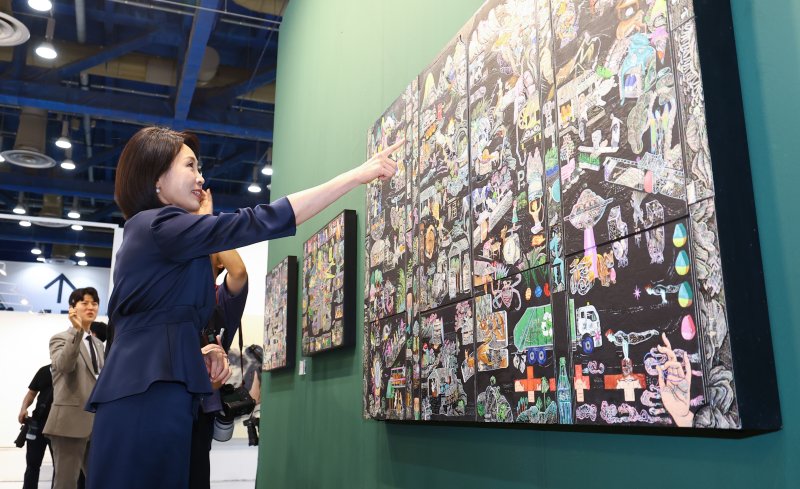 이재명 대통령 부인 김혜경 여사가 3일 서울 강남구 코엑스에서 열린 국내최대 아트페어 '키아프 서울(Kiaf SEOUL)'을 찾아 전시를 둘러보고 있다. (공동취재) 2025.9.3/뉴스1 ⓒ News1 김성진 기자