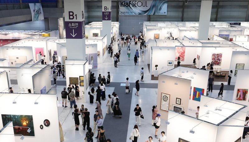 3일 서울 강남구 코엑스에서 열린 국내 최대 규모의 아트페어 '키아프 서울 2025' VIP 프리뷰 데이를 찾은 관람객들이 전시장을 둘러보고 있다. 키아프 서울은 올해 '공진'(Resonance)이라는 주제로, 지속 가능한 미술 생태계 구축을 위해 정부와 프리즈 서울, 다양한 문화예술 기관들과의 협업을 강화했다. 2025.9.3/뉴스1 ⓒ News1 김성진 기자