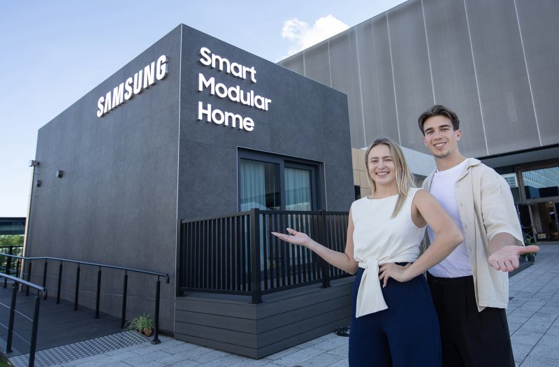 지난해 독일 베를린에서 열린 IFA 2025에서 삼성전자 모델들이 AI 홈 기술 기반 '스마트 모듈러 홈 솔루션을 선보이고 있다. 삼성전자 제공