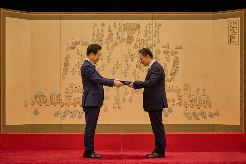 이재명 대통령이 지난 7월 23일 서울 용산 대통령실 청사에서 정성호 법무부 장관에게 임명장을 수여하고 있는 모습. (대통령실 제공. 재판매 및 DB 금지) 2025.7.23/뉴스1 ⓒ News1 허경 기자