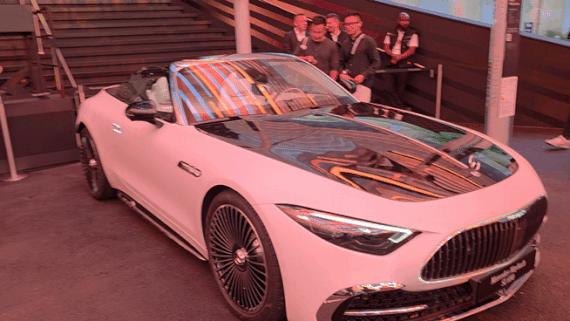 IAA 모빌리티 2025 공식 개막 전날 밤인 7일(현지시간) 독일 뮌헨 아포테켄호프에 마련된 벤츠 파빌리온 모습과 '벤츠 월드 프리미어 행사장'에 전시된 마이바흐 SL 680 모노그램 시리즈와 AMG GT 63 PRO 4MATIC+의 모습. 사진=김학재기자