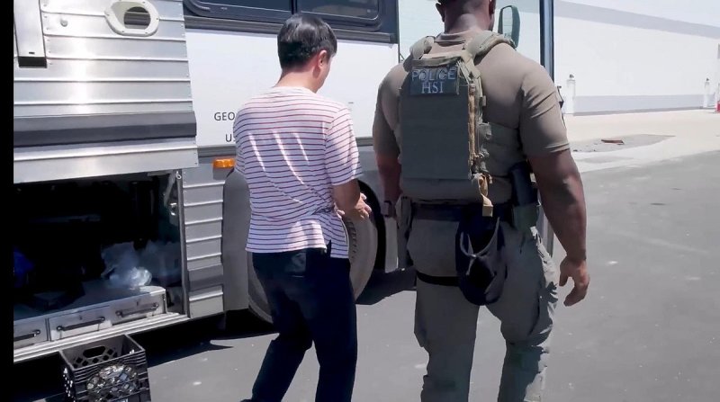 결박당한 채 연행되는 한국인 추정 현장 근로자 (출처=연합뉴스)