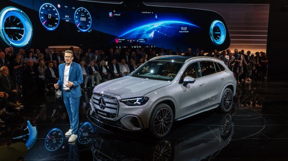 IAA 모빌리티 2025 공식 개막 전날 밤인 7일(현지시간) 독일 뮌헨 아포테켄호프에서 열린 '벤츠 월드 프리미어 행사장'에서 마티아스 가이젠 메르세데스-벤츠 승용부문 마케팅&세일즈 총괄이 세계 최초로 공개된 순수전기차 GLC를 소개하고 있다. 사진=벤츠 제공