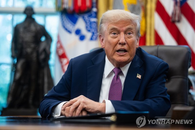 5일 집무실에서 기자들과 만난 트럼프 (출처=연합뉴스)