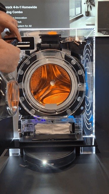 로보락 4 in 1 클리닝 콤보 시연 장면.2025.9.4/뉴스1 최동현 기자