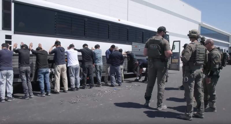 미국 이민세관단속국 ICE(U.S. Immigration and Customs Enforcement)가 조지아주 내 현대자동차그룹과 LG에너지솔루션 합작 배터리 우리카지노 바카라사이트 건설 현장의 한국인 직원 300여 명을 기습 단속·구금하는 영상을 공개했다. (ICE 홈페이지. 재판매 및 DB금지) 2025.9.6/뉴스1