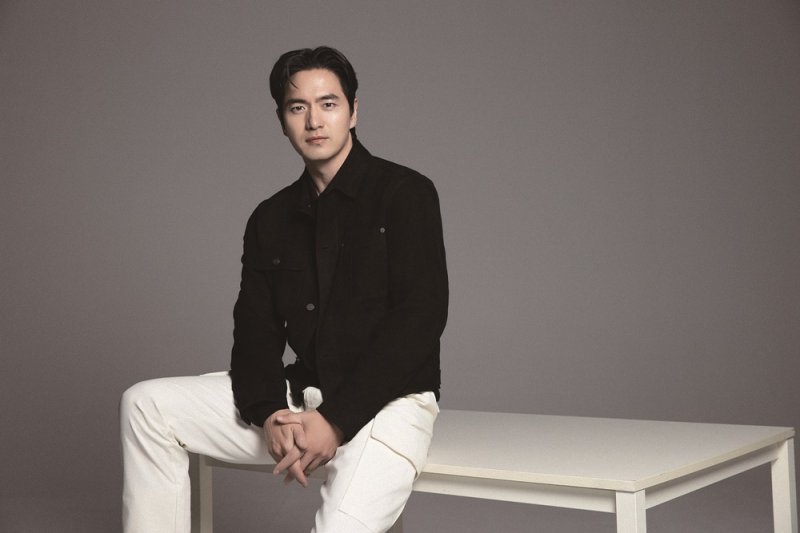 이진욱 "일부러 더 주접·바보처럼"…16살 연하 정채연과 호흡 비결