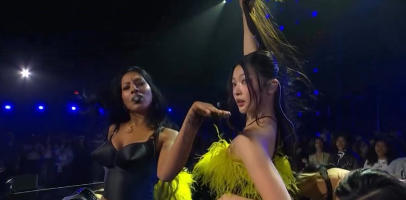 캣츠아이, 'MTV VMA' 프리쇼 강타…떼창에 안무 따라한 팬들