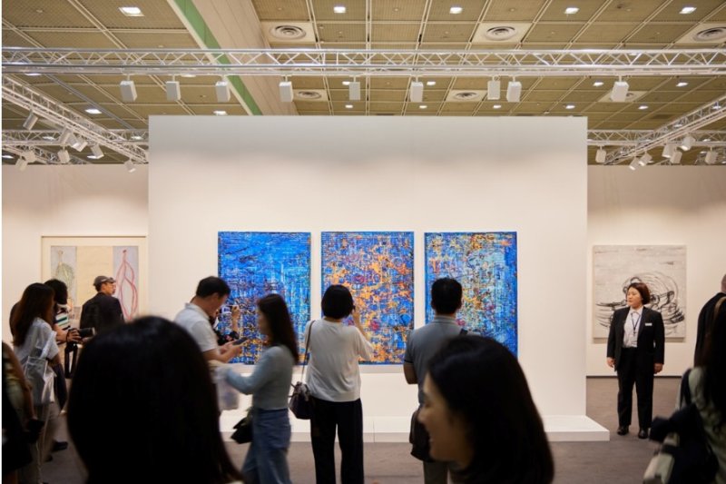 하우저앤워스에서 선보인 마크 브래드포드의 3점 연작이 62억6000만원에 팔려 프리스 서울 사상 최고가를 기록했다. *재판매 및 DB 금지