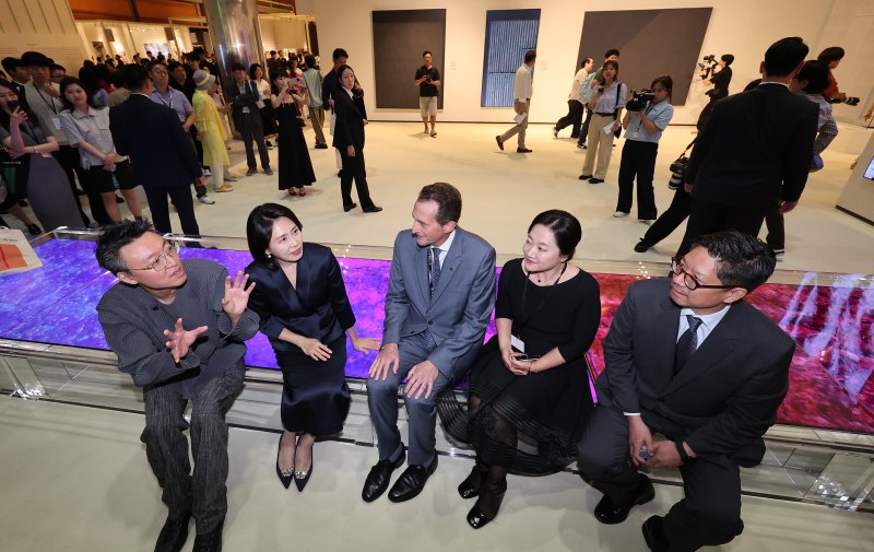 [서울=뉴시스] 황준선 기자 = 이재명 대통령의 부인 김혜경 여사가 3일 서울 강남구 코엑스에서 열린 '프리즈 서울 2025' VIP 프리뷰 데이에서 LG OLED 부스를 찾아 작품들을 관람하고 있다. (공동취재) 2025.09.03. photo@newsis.com