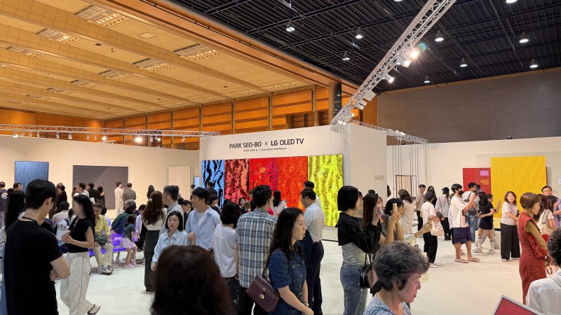 [사진=박현주 미술전문기자] LG전자가 ㅏ련한 프리즈 서울 특별전 ‘PARK SEO-BO X LG OLED TV: 자연에서 빌려온 色’은 행사 내내 인파로 넘쳤다. *재판매 및 DB 금지