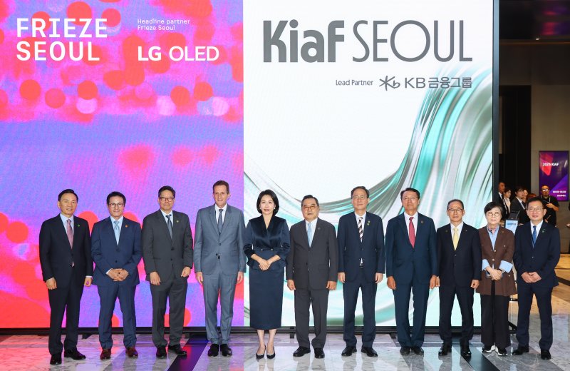 [서울=뉴시스] 황준선 기자 = 3일 서울 강남구 코엑스에서 열린 국내최대 아트페어 '키아프 서울(Kiaf SEOUL)'과 세계 3대 아트페어 '프리즈 서울(FRIEZE SEOUL)' 개막식에서 내빈들이 기념촬영을 하고 있다.조성명(왼쪽부터) 강남구청장, 정병국 한국문화예술위원회 위원장, 패트릭 리 프리즈 서울 대표, 사이먼 폭스 프리즈 CEO, 김 여사, 구자열 키아프 조직위원장, 김영수 문화체육관광부 차관, 사단법인 한국화랑협회 이성훈 회장, 양종희 KB금융그룹 회장, 김성희 국립현대미술관장, 조상현 코엑스 사장. 2025.09