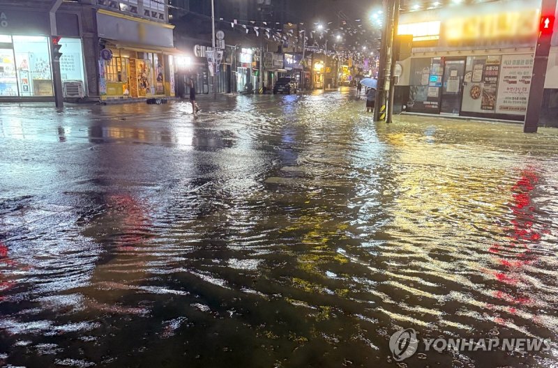 전북 군산에 시간당 152㎜ 폭우로 침수 피해 (출처=연합뉴스)