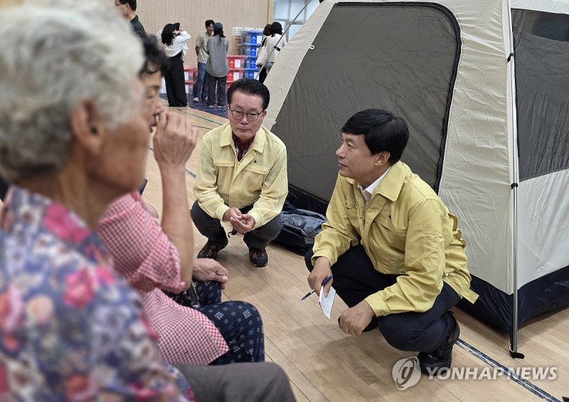 호우 피해 주민 만난 민주당 이성윤 의원 (출처=연합뉴스)