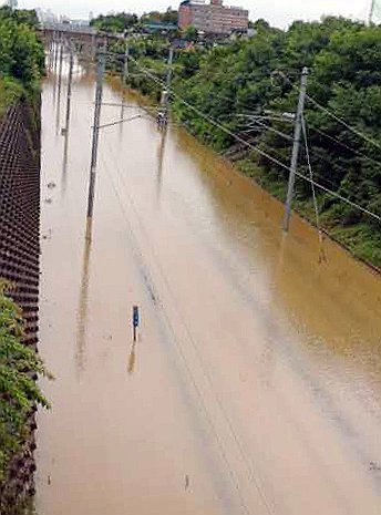 황토물로 가득한 전라선 익산-전주 구간 선로 (출처=연합뉴스)