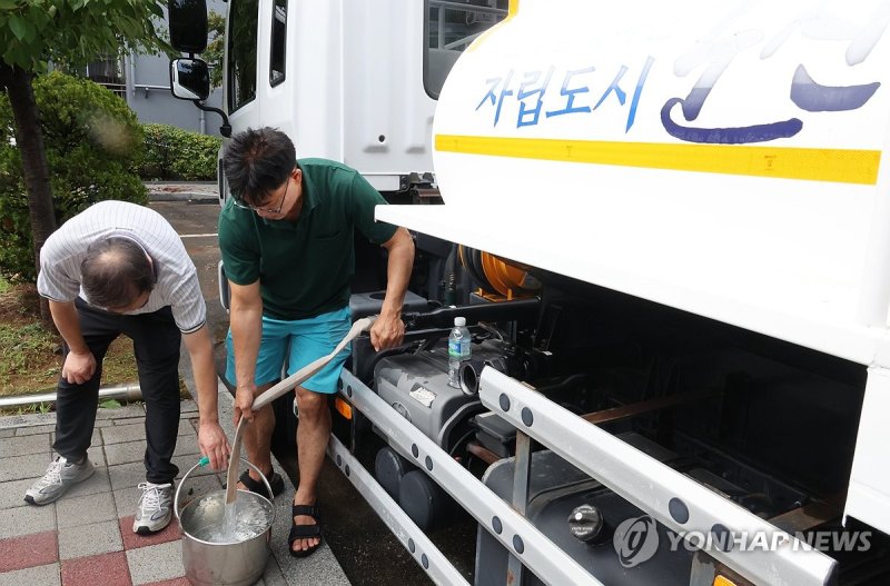 폭우로 아파트 단수…비상 급수 (출처=연합뉴스)
