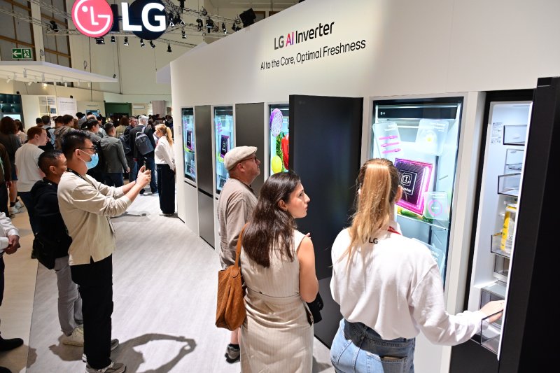 LG전자가 유럽 최대 가전 전시회 'IFA 2025'에 참가해 일상으로 다가온 'LG AI홈' 솔루션을 공개했다고 7일 밝혔다. LG전자는 유럽 고객의 라이프스타일에 최적화된 LG전자의 AI 가전 신제품과 실생활에서 바로 활용할 수 있는 'LG AI 홈' 솔루션 등을 선보였다. (LG전자 제공. 재판매 및 DB 금지) 2025.9.7/뉴스1