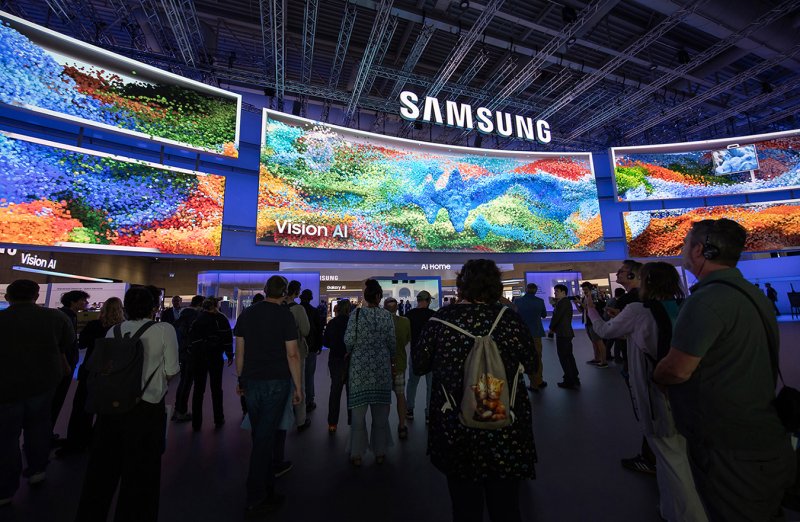 IFA 2025가 열린 독일 베를린 메세 베를린(Messe Berlin)에 마련된 '시티 큐브 베를린(City Cube Berlin)' 삼성전자 전시관에서 관람객들이 다양한 제품과 솔루션들을 체험하고 있다. (삼성전자 제공. 재판매 및 DB 금지) 2025.9.7/뉴스1