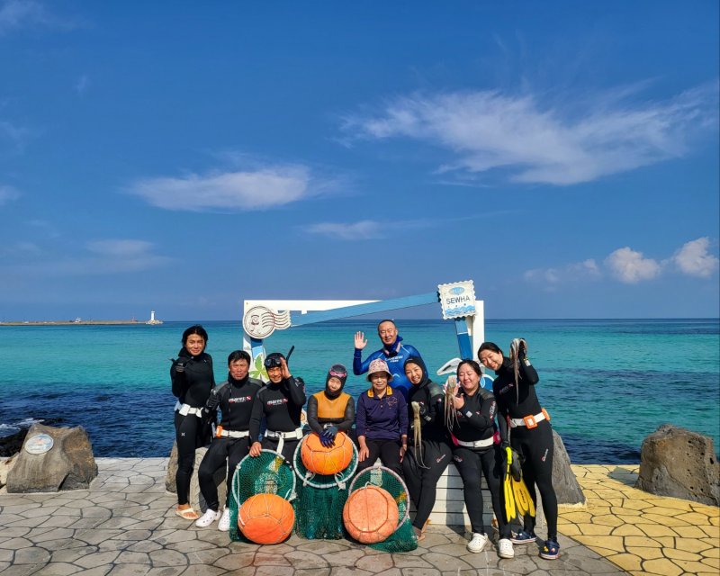 [제주=뉴시스] 제주시 구좌읍 세화리 세화마을에서 진행 중인 해녀 관련 프로그램. (사진 = 세화마을 제공) 2025.09.04.