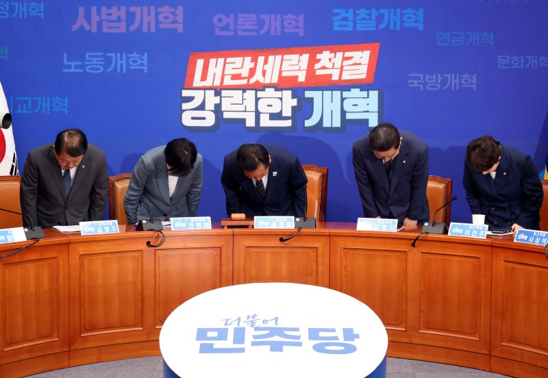 [서울=뉴시스] 조성봉 기자 = 정청래 더불어민주당 대표와 최고위원들이 8일 오전 서울 여의도 국회에서 열린 최고위원회의에서 앞서 고개숙여 인사를 하고 있다. 2025.09.08. suncho21@newsis.com