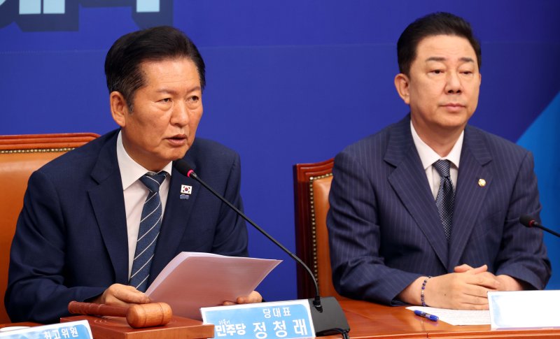 [서울=뉴시스] 조성봉 기자 = 정청래 더불어민주당 대표가 8일 오전 서울 여의도 국회에서 열린 최고위원회의에서 발언을 하고 있다. 오른쪽은 김병기 원내대표. 2025.09.08. suncho21@newsis.com