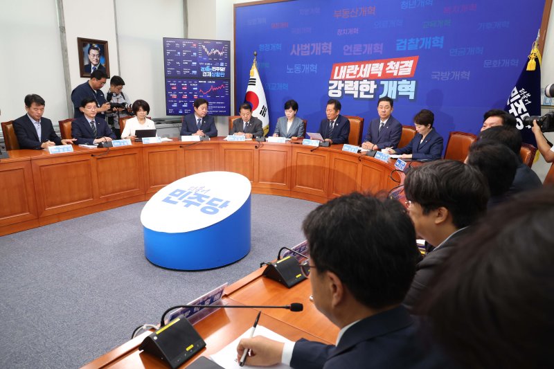 [서울=뉴시스] 조성봉 기자 = 정청래 더불어민주당 대표가 8일 오전 서울 여의도 국회에서 열린 최고위원회의에서 발언을 하고 있다. 2025.09.08. suncho21@newsis.com