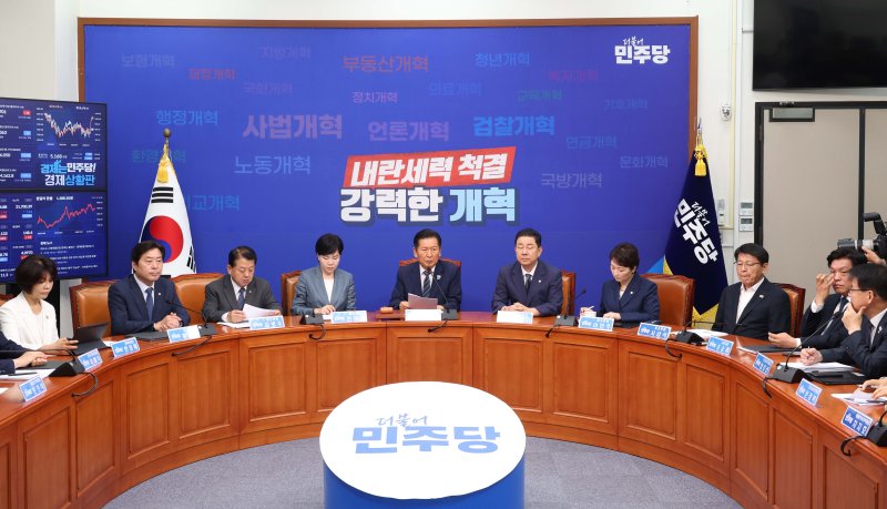 [서울=뉴시스] 조성봉 기자 = 정청래 더불어민주당 대표가 8일 오전 서울 여의도 국회에서 열린 최고위원회의에서 발언을 하고 있다. 2025.09.08. suncho21@newsis.com