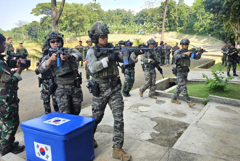 해병대는 지난 8월 25일부터 9월 5일까지 인도네시아 자카르타 남부 자와바랏 일대에서 미국, 인도네시아 등 다국적군과 함께 2025년 슈퍼가루다실드 연합훈련에 참가해 합작전 수행능력을 향상했다고 8일 밝혔다. 해병대 장병들이 인도네시아군과 연합팀을 이뤄 도시지역전투 훈련을 하고 있다. 해병대 제공